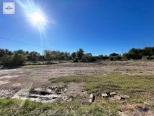 Alleins, maison de plain pied de  83m2 environ établie en zone agricole sur une parcelle de 3033 m2 avec garage attenant 