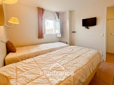 Domaine de Pont royal, spacieux et lumineux appartement de 40 m2,belle vue, localisé en angle, une chambre,  grande loggia terrasse, place de parking  sous la résidence 