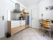 VILLA  AU COEUR DU DOMAINE de PONT ROYAL de 141 m2 avec dépendance, un espace extérieur de 664 m2,piscine, jardin paysager et  naturel, pièce supplémentaire de 24 m2 , places de stationnement , 