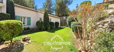 Prestigious property on the Pont Royal golf course, elevated on one level with a total surface area of 190 m2 with unobstructed views, set on 1700 m2 of land, its secure swimming pool, outbuildings