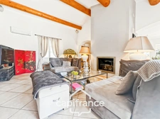 Prestigious property on the Pont Royal golf course, elevated on one level with a total surface area of 190 m2 with unobstructed views, set on 1700 m2 of land, its secure swimming pool, outbuildings