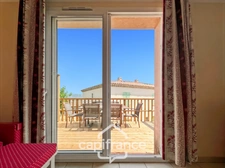 DOMAINE DE PONT ROYAL, maison  de 45 m2 avec vue, élevée d'un étage,  2 vraies chambres, mitoyenne d'un seul côté, piscine privative, emplacement pour véhicule 