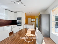 Maison individuelle et familiale de 165 m2, 7 pièces, située à  ALLEINS proche Salon de Provence établie sur un terrain de 945m² avec  piscine et dépendances