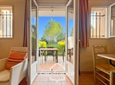  Charmant Bastidon dans le Domaine du Golf de Pont Royal, 45 m2 habitable, ravalé, avec jardin privatif, élevé d'un étage, 2 chambres,  terrasse, calme et nature