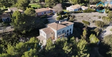 Domaine et Golf de Pont Royal, belle  propriété de 290 m2 établie sur un terrain de 2600 m2, cinq chambres, un bureau, piscine, pool house, triple garage     