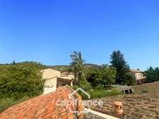 MERINDOL CHARMING HOUSE, outdoor courtyard and rooftop, 2 bedrooms, 1 room, 1 office, 1 cellar, in the heart of the village. A MUST-SEE! 