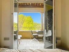 HOTEL DU GOLF  appartement 2ème et dernier étage  rénové et climatisé  de 33 m2 , trou n° 8 , sud ouest , une chambre,  loggia terrasse, salle de bain , wc, piscine résidentielle, place de parking  