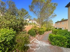 DOMAINE de PONT ROYAL,dans la nature, bastidon de 45 m2 ravalé et entretenu élevé d'un étage avec un jardin  2 chambres, place de parking