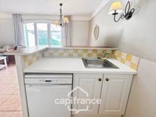 DOMAINE de PONT ROYAL,dans la nature, bastidon de 45 m2 ravalé et entretenu élevé d'un étage avec un jardin  2 chambres, place de parking