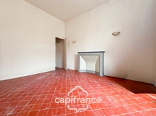 Investissement sur Charleval maison en plein coeur du village R+1avec terrasse tropézienne, garage, plusieurs entrées indépendantes, étage à finir