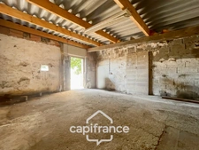 Alleins, maison de plain pied de   83m2 environ établie en zone agricole sur une parcelle de 3 400m2 m2 avec garage attenant 