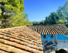 Prestigious property on the Pont Royal golf course, elevated on one level with a total surface area of 190 m2 with unobstructed views, set on 1700 m2 of land, its secure swimming pool, outbuildings