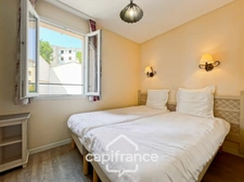 DOMAINE DE PONT ROYAL, maison  de 45 m2 avec vue, élevée d'un étage,  2 vraies chambres, mitoyenne d'un seul côté, piscine privative, emplacement pour véhicule 