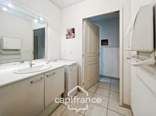  Light, calm, authenticity... A Pont Royal lifestyle. 50m² apartment with hill views, large terrace, 2 real bedrooms, swimming pool, parking space, bicycle garage.