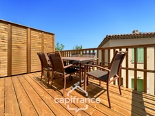 DOMAINE DE PONT ROYAL, maison  de 45 m2 avec vue, élevée d'un étage,  2 vraies chambres, mitoyenne d'un seul côté, piscine privative, emplacement pour véhicule 