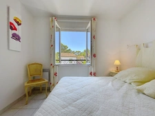 VILLA  AU COEUR DU DOMAINE de PONT ROYAL de 141 m2 avec dépendance, un espace extérieur de 664 m2,piscine, jardin paysager et  naturel, pièce supplémentaire de 24 m2 , places de stationnement , 