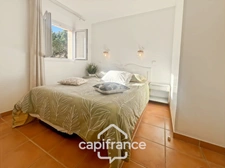 RARE FIND IN THE PONT ROYAL ESTATE, TOP FLOOR APARTMENT OF 63 m2 WITH PANORAMIC VIEWS, 3 BEDROOMS, CORNER TERRACE, AND PARKING SPACE 
