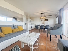 RARE FIND IN THE PONT ROYAL ESTATE, TOP FLOOR APARTMENT OF 63 m2 WITH PANORAMIC VIEWS, 3 BEDROOMS, CORNER TERRACE, AND PARKING SPACE 
