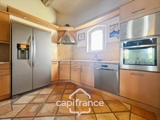 Villa de plain pied de 150 m² avec vue sur le trou numéro 10 , au Domaine et Golf de Pont Royal, terrain 628 m² ,  4 chambres, piscine, garage 