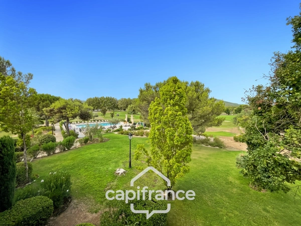HOTEL DU GOLF  appartement 2ème et dernier étage  rénové et climatisé  de 33 m2 , trou n° 8 , sud ouest , une chambre,  loggia terrasse, salle de bain , wc, piscine résidentielle, place de parking  