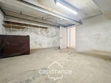 Investissement sur Charleval :  HAUT DE MAISON  : de 60 m2 + terrasse de 24 m2 + garage 21 m2 en plein coeur du village , travaux de finitions à prévoir 