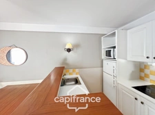 DOMAINE de PONT ROYAL,dans la nature, bastidon de 45 m2 ravalé et entretenu élevé d'un étage avec un jardin  2 chambres, place de parking