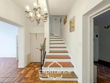 ne demeure de caractère au cœur de la Provence: 242 m2 de superficie habitable , une TERRASSE PANORAMIQUE. Distribution sur 3 niveaux :charme, authenticité, confort et bien être  sont les maitres mots