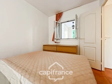 42 m2 renovated apartment, with garden, two air conditioning units, one bedroom, one cabin bedroom, a laundry room, a shower room, terrace loggia, parking space   