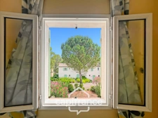 DOMAINE de PONT ROYAL,dans la nature, bastidon de 45 m2 ravalé et entretenu élevé d'un étage avec un jardin  2 chambres, place de parking