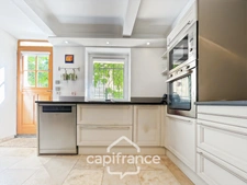 Great opportunity in Alleins: fully renovated and air-conditioned village house of 102 m2, 2 levels with 2 large bedrooms, rooftop terrace, garage