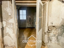 ne demeure de caractère au cœur de la Provence: 242 m2 de superficie habitable , une TERRASSE PANORAMIQUE. Distribution sur 3 niveaux :charme, authenticité, confort et bien être  sont les maitres mots