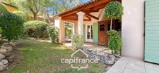 Prestigious property on the Pont Royal golf course, elevated on one level with a total surface area of 190 m2 with unobstructed views, set on 1700 m2 of land, its secure swimming pool, outbuildings