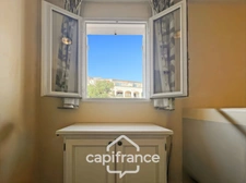 DOMAINE de PONT ROYAL,dans la nature, bastidon de 45 m2 ravalé et entretenu élevé d'un étage avec un jardin  2 chambres, place de parking