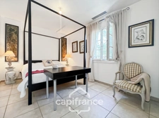 Prestigious property on the Pont Royal golf course, elevated on one level with a total surface area of 190 m2 with unobstructed views, set on 1700 m2 of land, its secure swimming pool, outbuildings