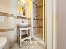 DOMAINE DE PONT ROYAL, maison  de 45 m2, élevée d'un étage,  2 vraies chambres, mitoyenne d'un seul côté, piscine privative, emplacement pour véhicule 