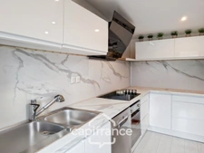 Alleins, maison de plain pied de   83m2 environ établie en zone agricole sur une parcelle de 3 400m2 m2 avec garage attenant 
