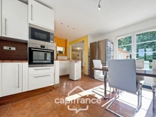 Maison individuelle et familiale de 165 m2, 7 pièces, située à  ALLEINS proche Salon de Provence établie sur un terrain de 945m² avec  piscine et dépendances