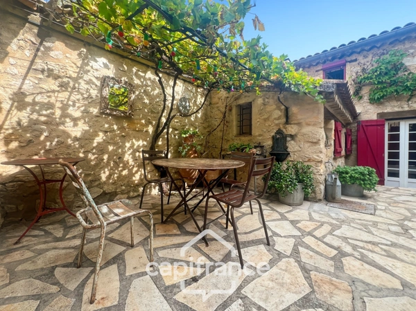 MERINDOL  MAISON DE CHARME, cour extérieure et roof top,2 chambres, 1 pièce,  1 bureau, 1 cave,  au cœur du village  A DECOUVRIR ! 