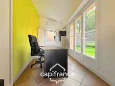 Maison individuelle et familiale de 165 m2, 7 pièces, située à  ALLEINS proche Salon de Provence établie sur un terrain de 945m² avec  piscine et dépendances