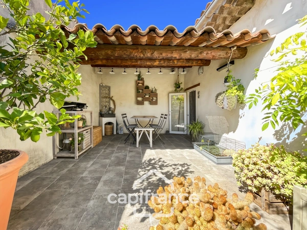 belle poportunité sur Alleins : maison de village de 103 m2 entièrement rénovée et climatisée, 2 niveaux avec 2 grandes chambres , terrasse tropézienne, garage