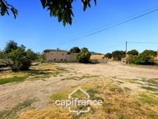 Alleins, maison de plain pied de   83m2 environ établie en zone agricole sur une parcelle de 3 400m2 m2 avec garage attenant 