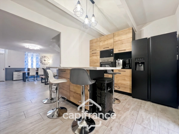 Centre de SAINT CANNAT : Maison de village entièrement RENOVEE  DE 112 M2 environ , avec EXTERIEUR,  2 étages , 4 chambres .