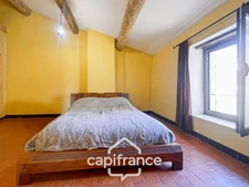 ne demeure de caractère au cœur de la Provence: 242 m2 de superficie habitable , une TERRASSE PANORAMIQUE. Distribution sur 3 niveaux :charme, authenticité, confort et bien être  sont les maitres mots