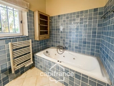 Villa de plain pied de 150 m² avec vue sur le trou numéro 10 , au Domaine et Golf de Pont Royal, terrain 628 m² ,  4 chambres, piscine, garage 