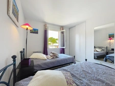 VILLA  AU COEUR DU DOMAINE de PONT ROYAL de 141 m2 avec dépendance, un espace extérieur de 664 m2,piscine, jardin paysager et  naturel, pièce supplémentaire de 24 m2 , places de stationnement , 