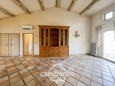 Villa de plain pied de 150 m² avec vue sur le trou numéro 10 , au Domaine et Golf de Pont Royal, terrain 628 m² ,  4 chambres, piscine, garage 