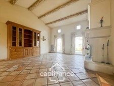 Villa de plain pied de 150 m² avec vue sur le trou numéro 10 , au Domaine et Golf de Pont Royal, terrain 628 m² ,  4 chambres, piscine, garage 