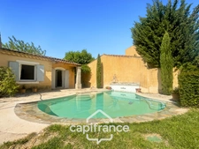 Villa de plain pied de 150 m² avec vue sur le trou numéro 10 , au Domaine et Golf de Pont Royal, terrain 628 m² ,  4 chambres, piscine, garage 
