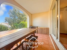 Appartement de 42 m2 rénové, avec jardin, climatisé, une chambre, une chambre cabine, une buanderie, un salle d'eau, loggia terrasse, place de parking   