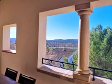 Domaine de Pont royal, spacieux et lumineux appartement de 40 m2,belle vue, localisé en angle, une chambre,  grande loggia terrasse, place de parking  sous la résidence 